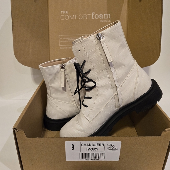 Womens Chandlerr Ivory Zip Boots Size 9 - Picture 3 of 5